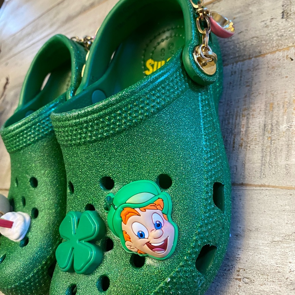 CROCS “Lucky Charms” Kids Unisex Clogs Size 11 Green Glitter Charms Like New - Picture 5 of 15